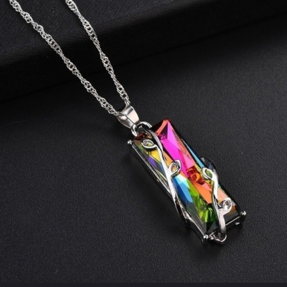 Jewelry - HP!! NWT Multi Color Crystal Silver Vine Necklace!